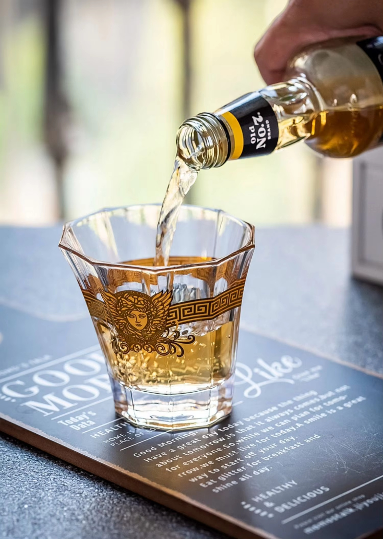Medusa Gold Head Painted Whisk - Wine Beer And Liquor recensie en prijs