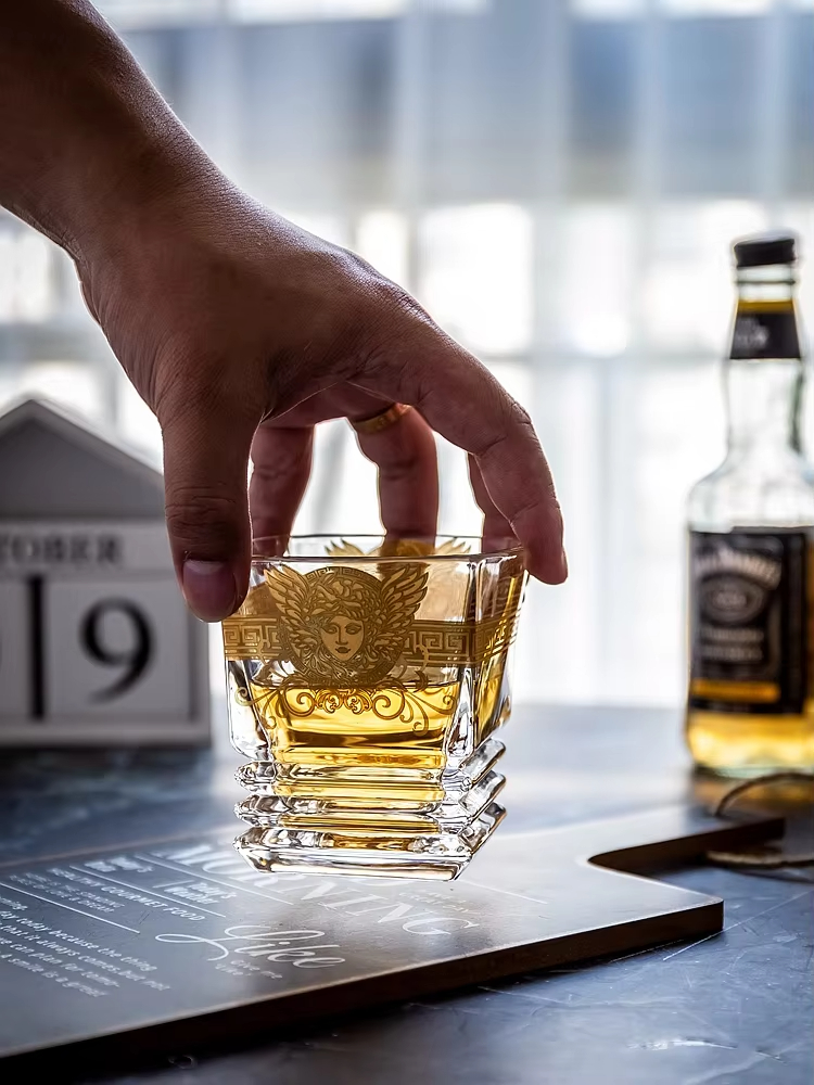 Medusa Gold Head Painted Whisk - Wine Beer And Liquor recensie en prijs
